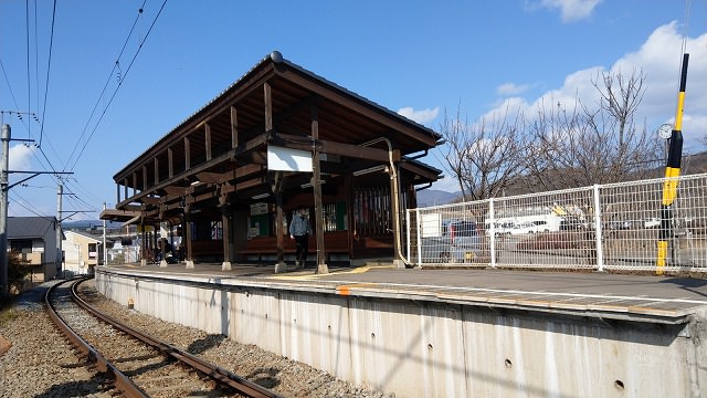 大学前駅外観